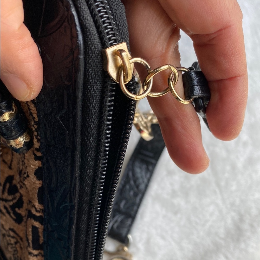 Vintage Black and Tan Shoulder Bag with Classic Elegance - Picture 3 of 7